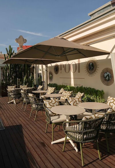Lounge bar by Le Roof