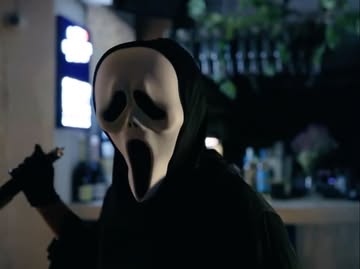 Ghostface est arrivé un peu trop tôt… mais il a bien l’intention de vous attendre.🔪👀
