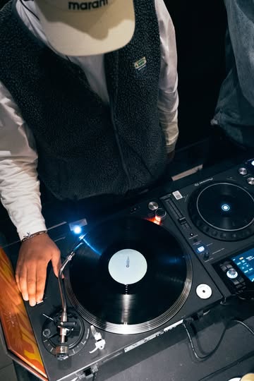 Les jeudis vinyles chez Clone ! 💿🍸