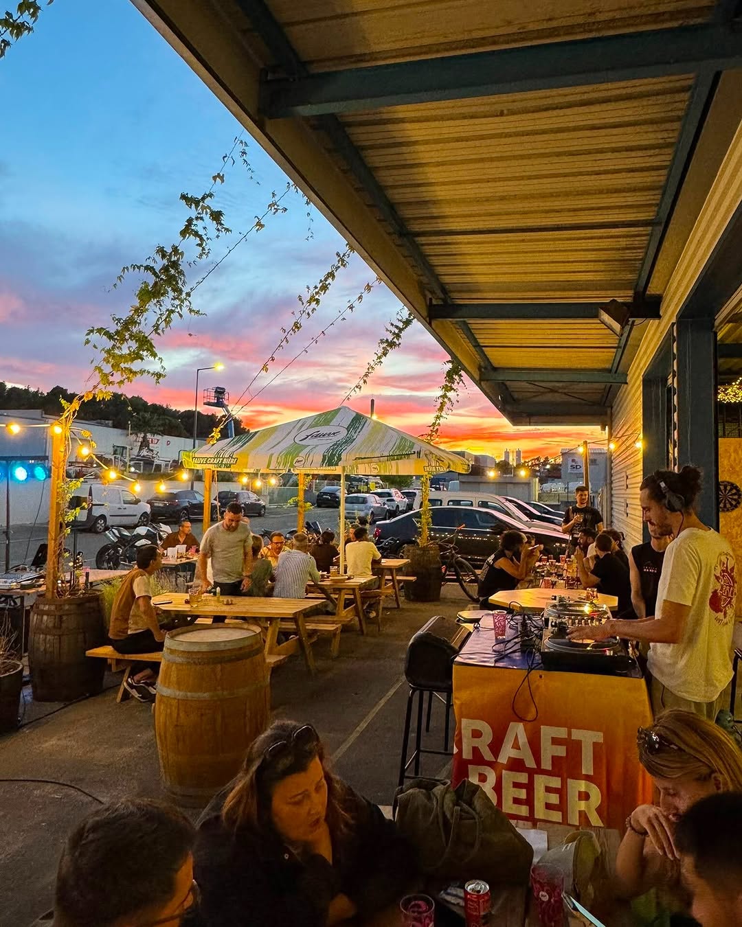 Jeudi : La taproom se la joue manoir hanté 👻 Pinte offerte à quiconque vient déguisé ! DJ Set et F