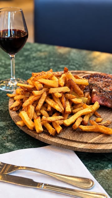 🥩 du Bœuf. 🍟 des Frites. 🍷 du Rouge
