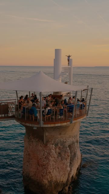 Your seafront lounge bar in Nice is still waiting for you. 🌊