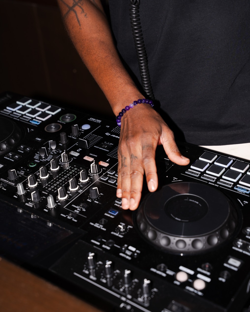 On a un principe simple : sans bonne musique, pas de bonne soirée Tous les week-ends : DJ Set !